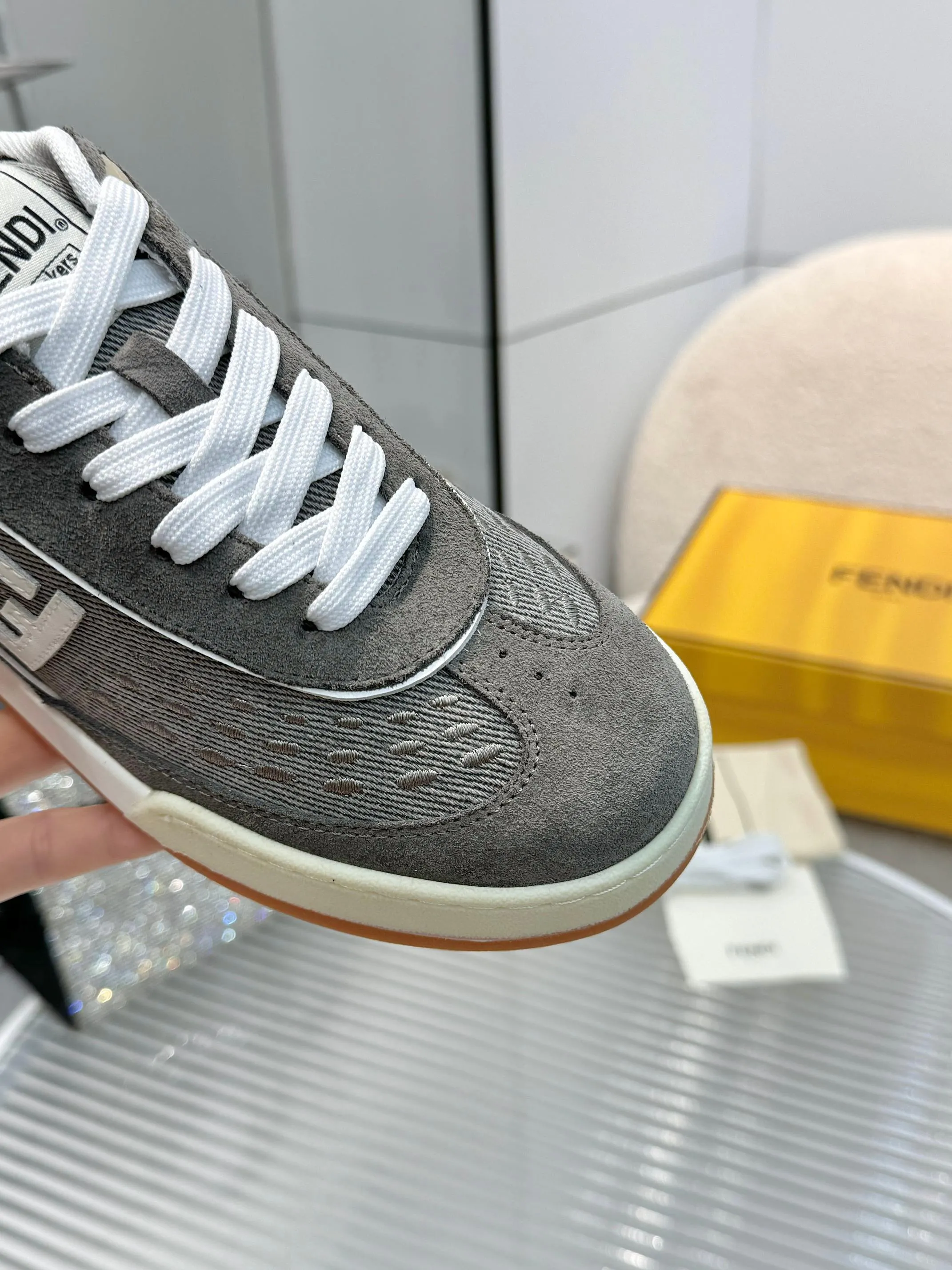 p620🐮🐮New❤Top super A version💯 Fendi Fendi 2025 New Year's King Explosive Style🔥 Many💑stars have the same style FD match. Original purchase for RMB14440. One to one replica. Designer Kim Jones's first sneaker fendi match and Donkey brand Trainer basketball sneakers, fresh blood injection and FF retro design It combines fashion and super comfort. [Wise] Whoever doesn’t grab it will regret it [There are many shoe uppers on the market with different color matching and cut corners in workmanship. The color matching and craftsmanship of my shoe upper are absolutely the same as the genuine products at the counter. Welcome to compare. Feet: Mesh injection molding pads 🎯 Soles: Please look for the original molded multi-color TPU outsole (❌ non-rubber sole) 🎯 Size: Female 35-41 Male 38-45 🎯 Packaging: Original 1:1 matching high-end packaging 🎁